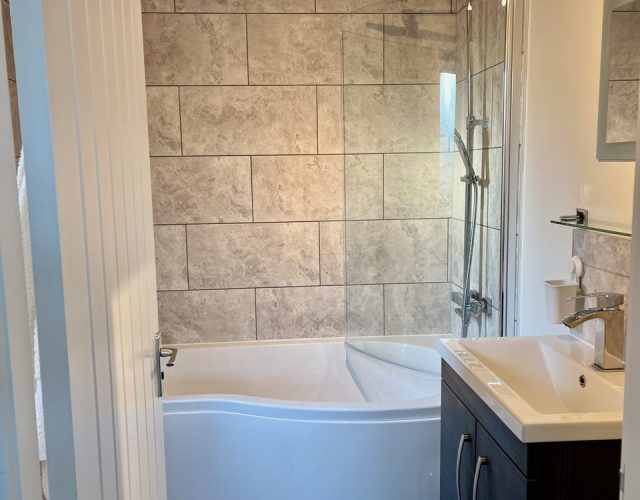 Ensuite bathrom with shower